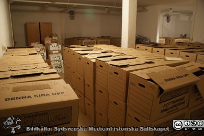 Sydsvenska Medicinhistoriska Sällskapets och Medicinhistoriska museet i Lunds boksamling i ett förvaringsrum på vårdcentralen Tåbelund i Eslöv
Medicinhistoriska museet i Lunds boksamling hade vid stängningen packats i ett stort antal boklådor. De värdefullaste gick till Universitetsbiblioteket i Lund. De mindre värdefulla (c:a 900 lådor) hade lagrats i ett gammalt skyddsrum på vårdcentralen Tåbelund i Eslöv. Samlingen gallrades våren 2010 av Gunnar Broberg, Håkan Westling, Bengt Lindskog, Anders Biörklund och Berndt Ehinger. Kvar blev c:a 200 boklådor som skickades till ett kommersiellt lager i Lund eftersom lokalen i Tåbelund skulle byggas om. Här är det Anders Biörklund i aktion i Tåbelunds skyddsrum.
Nyckelord: Medicinhistoriskt;Museum;Anders;Boksamling;Gallring;Westling;Gunnar;Broberg;Bengt;Lindskog;Berndt;Ehinger