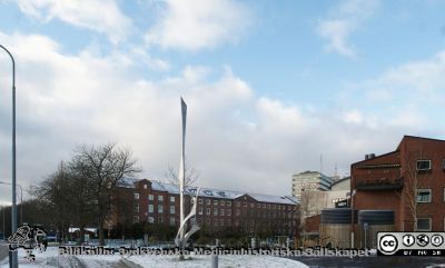 Statyn "Vertikal komposition" av Arne Jones, nyrestaurerad och åter uppsatt
Statyn "Vertikal komposition" av Arne Jones, nyrestaurerad och åter uppsatt mycket nära sin ursprungliga plats vid fysiologiska institutionen i Lund. Wigerthuset ses i bakgrunden bortom den . Centralblocket och BMC skymtar mellan Wigerthuset och gamla fysiologiska institutionen. Foto Berndt Ehinger 2023-12-23
Nyckelord: Medicinska fakulteten;Sölvegatan;Vård- och hälsovetenskaper;Utbildning;Forskning;Luinds universitet