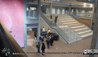 Forum Medicum i Lund 240315. Stora studietrappan i centralhallen sedd från Spaningshyllan i biblioteket.. På trappan sitter många studenter i pauser och förnöjs av bilder på en gigantisk bildskärm som de har framfför sig. Foto Berndt Ehinger.
Nyckelord: Visning;Guidning;Bibliotek;Medicinska fakulteten;Lunds universitet;Forum Medicum