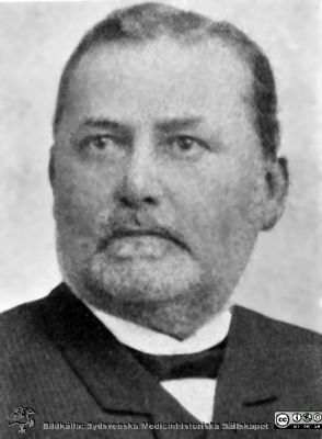 Dr Carl Wendt (1834 - 1910); lasarettsläkare i Ängelholm
Dr Carl Wendt (1834 - 1910; lasarettsläkare i Ängelholm 1870 - 1904). Efter foto på en utställningsskärm på lasarettet i Ängelholm arrangerad av Viveca Berglund och Lillie Börjesson..
Nyckelord: Lasarettsläkare;Lasarett;Engelholm;_Ängelholm