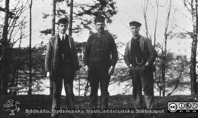 Ängelholms sjukhus. Arbetare i sjukhusets park. Bildkälla: Lillie Börjessons bildsamling från Ängelholms sjukhus.
Nyckelord: Ängelholm;Engelholm;Sjukhus;Sjukhuspark;Arbetare