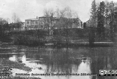 Tryckt vykort med texten Lazarettet. Ängelholm.
Ängelholms lasarett på andra sidan om Rönne å. Tryckt vykort med texten Lazarettet. Ängelholm. Bilden är troligen tagen när sjukhuset var nybyggt.  Bildkälla: Lillie Börjessons bildsamling från Ängelholms sjukhus.
Nyckelord: Ängelholm;Engelholm;Lasarett;Lazarett;Sjukhus;Rönneå