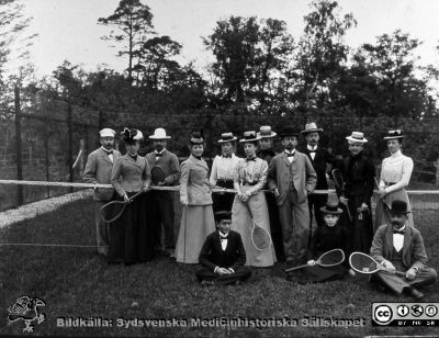 Personal samlad på en tennisbana 
Bild i sjuksköterskan Lillie Börjessons samling i ett album från Ängelholms sjukhus. Personal samlad på en tennisbana med gräs som underlag. Klädseln antyder att bilden togs nära sekelskiftet 1900. Möjligen är det lasarettsläkaren dr. Carl Adlercreutz som står som nr 3 från vänster.
Nyckelord: Lawn Tennis;Engelholm;Lasarett;Sjukhus;Idrott;Personal;Ängelholm