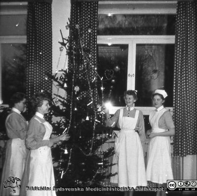 Ängelholms sjukhus vid jultid.
Ängelholms sjukhus vid jultid. Julgranen står färdig. Foto troligen i mitten på 1900-talet. Bildkälla: Lillie Börjessons bildsamling från Ängelholms sjukhus.
Nyckelord: Julgran;Ängelholm;Engelholm