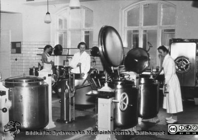 Ängelholms sjukhus. Sjukhusköket.
Ängelholms sjukhus. Sjukhusköket. Foto troligen i mitten på 1900-talet.  Bildkälla: Lillie Börjessons bildsamling från Ängelholms sjukhus.
Nyckelord: Ängelholm;Engelholm;Sjukhus;Sjukhuskök;Storkök