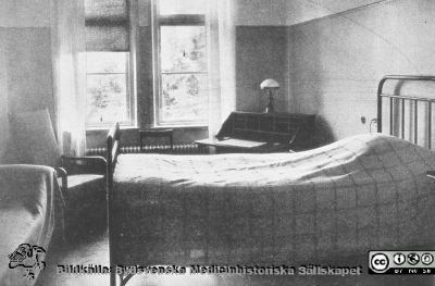  Halvenskilt patientrum i början på 1900-talet. 
Ängelholms sjukhus. Halvenskilt patientrum i början på 1900-talet. Reprofoto från rastrerad förlaga. Bildkälla: Lillie Börjessons bildsamling från Ängelholms sjukhus.
Nyckelord: Ängelholm;Engelholm;Sjukhus;Patientrum;Halvenskilt