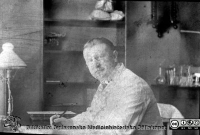 Ängelholms lasarett. Möjligen dr Axel Wendt (1834 - 1910; lasarettsläkare i Ängelholm 1870 - 1904) vid sitt skrivbord. 
Efter felexponerad diabild i Lillie Börjessons samling på Ängelholms lasarett. Möjligen dr Axel Wendt (1834 - 1910; lasarettsläkare i Ängelholm 1870 - 1904) vid sitt skrivbord. Skrivbordslampan är elektrisk. Laboratorieutrustning på bänken till höger.
Nyckelord: Lasarett;Läkare;Engelholm;Ängelholm