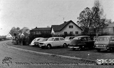 Ängelholm. Gata nära sjukhuset.
Efter diabild i sjuksköterskan Lillie Börjessons  samling från Ängelholms sjukhus.
Nyckelord: Engelholm;Ängelholm;Sjukhus;Gatuparti