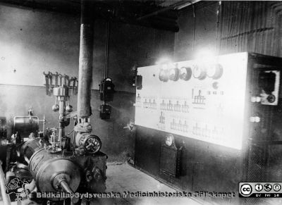 Ångmaskin och generator med manöverpanel.Sjukhuset fick sådan utrustning 1899.
Bild i sjuksköterskan Lillie Börjessons samling från Ängelholms sjukhus. Ångmaskin och generator med manöverpanel.Sjukhuset fick sådan utrustning 1899.
Nyckelord: Elektricitetsverk;Panncentral;Maskincentral;Engelholm;Lasarett;_Ängelholm;Sjukhus