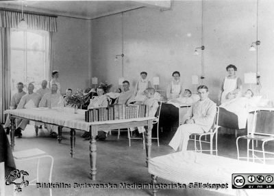 Ängelholms sjukhus. Personal och patienter på en manlig vårdavdelning.
Bild ii sjuksköterskan Lillie Börjessons samling från Ängelholms sjukhus. Personal och patienter på en manlig vårdavdelning.
