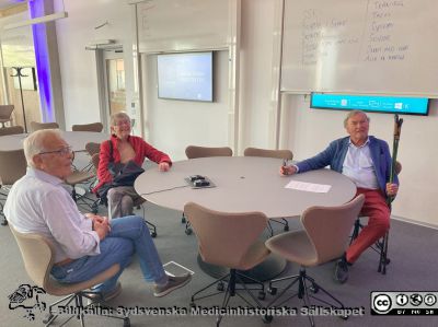 Vid invigningen av Forum Medicum i Lund. 
Peter Nilsson-Ehle, hans hustru Ingrid och Leif Salförd i en av de stora läsesalarna. Studenterna förväntas sitta  i grupper med sina datorer och en lärare ("tutor").  Foto Lars Malm 2023-08-30.
Nyckelord: Forum Medicum;Medicinska fakulteten;Lunds universitet;Invigning;Forskning;Utbildning;Studiesal