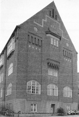 Västra flygelns fasad på Folkskoleseminariet i Lund.
Sjukhuschefen / förvaltningschefen hade sitt kontor innanför de tre stora fönstren på först våningen. 
Nyckelord: Seminarium;Lasarettet;Lund;USiL;Universitetssjukhus