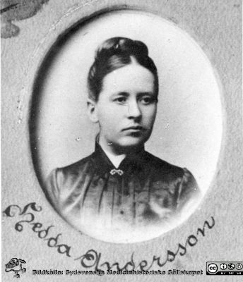 Hedda Andersson
Hedda Andersson. Hon blev år 1880 den första kvinnliga studenten vid Lunds universitet och 1892 den andra kvinnliga läkaren i Sverige..Bildkälla Håkan Westling-arkivet på UB i Lund.
Nyckelord: Medicinska fakulteten;Lunds universitet;Student;Medicinare;Läkare