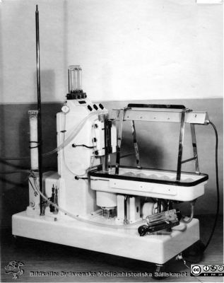 Den första hjärt-lungmaskinen i Lund, c:a 1960.
Hjärt-lungmaskin konstruerad av thoraxkirurgen Åke Senning i Stockholm och saluförd via firma Aga.
Överläkare Carsten Lührs skrev i juni 2016: Hjärt-lungmaskinen som ses är den första som användes. Den hade diskoxygenator och lär ha tagit en hel dag att plocka ihop. Det var högst en hjärtoperation i veckan och dagen före var operationsfri för att hinna med alla förberedelser. Bildkälla Carsten Lührs.
Nyckelord: Lasarettet;Lund;Universitetssjukhuset;USiL;Thorax;Kliniken;Kirurgiska