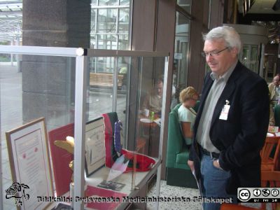 Sjukhuschefen Bent Christensen vid den tillfälliga glasmonter som ställdes upp i entréhallen 2007
Sjukhuschefen Bent Christensen vid den tillfälliga glasmonter som ställdes upp i entréhallen 2007-0618 för att visa honom hur det kunde se ut. Han förblev dessvärre ointresserad av medicinens historia.
Nyckelord: 2007;Bent;Christensen;Sjukhuschef;USiL;Lund;Glasmonter;Monter;Entré