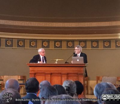 Teologen och f. Rector magnificus i Lund, nasologie doktoranden Göran Bexell disputerar 2017-12-02
Teologen och f. Rector Magnificus i Lund disputerar i aulan vid Lunds universitet. Avhandlingens titel var "Att lägga näsan i blöt – studier i nasologi och etik". Opponent var litteraturvetaren professor Johan Stenström, till höger på podium. Framgången var vokal och total, och doktoranden nasifierades omedelbart.
Nyckelord: Nasologisk;Fakultet;Lunds universitet;Disputation;Avhandling