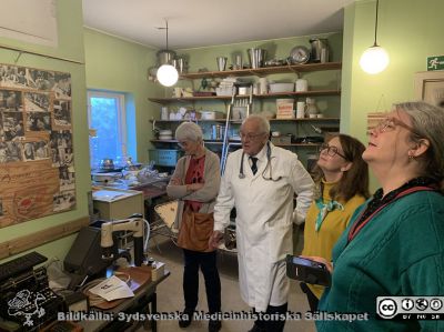 F. smittskyddsläkaren i Blekinge Rickard Eitrem visar 2023-10-18 den samling med medicinhistoriskt intressanta föremål som han skapat.
F. smittskyddsläkaren i Blekinge Rickard Eitrem visar 2023-10-18 den samling med medicinhistoriskt intressanta föremål som han skapat i det gamla kapellet på Blekingesjukhuset i Karlskrona. Personerna i bilden är från vänster NN1, Rickard Eitrem, NN2 (sekr Anna Olsson?) och Lisa Sputnes Mouwitz. Bilden visar en interiör från ett av de inre forna arbetsrummen, nu förråd. Foto Berndt Ehinger 2023-10-18.
Nyckelord: Medicinhistoriskt;Medicinhistoria;Utställning;Visnng;Samling;Möte;Nätverk