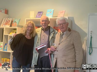 Ulla Leissner bok "Gennom glastaket" presenteras 250513
Bokpresentation 250513 på Livets Museum. Från vänster Malin Leissner Vive, Günther Liebisch och Jan Gustafsson från Varberg (tidigare Kuggeboda).
Nyckelord: Bokpresentation;Boksläpp;Livet Museum;SMHS;Sydsvenska Medicinhistoriska Sällskapet