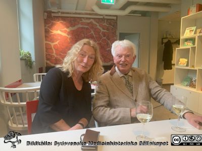 Ulla Leissner bok "Gennom glastaket" presenteras 250513
Bokpresentation 250513 på Livets Museum. Från vänster Malin Leissner Vive och Jan Gustafsson från Varberg (tidigare Kuggeboda).
Nyckelord: Bokpresentation;Boksläpp;Livet Museum;SMHS;Sydsvenska Medicinhistoriska Sällskapet