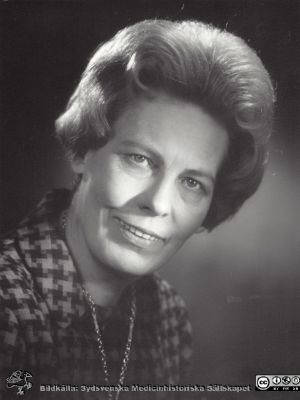 Inger Ingvar-Svensson (1920 - 2003), centerpartistisk politiker. 
1951 ordförande i Sveriges Lantbrukskvinnoförbund (SLKF), 1954 ledamot i kommunalfullmäktige i Röstånga kommun, 1964
ledamot i kommunalnämnden i Röstånga, från 1967 ordförande i denna nämnd. Från 1958 ledamot i Malmöhus Läns Landsting. 1970-1973 ordförande i direktionen för Vipeholms sjukhus. 1973 - 1976 (partiellt 1977) riksdagsledamot. 1977 - 1979 ordförande och 1980 - 1985 vice dito i direktionen för Lunds sjukvårdsdistrikt. Avslutade alla uppdrag 1985, vid 65 års ålder. Informations- och bildkälla dottern Gunilla Jordy 2016.
Nyckelord: Lasarettet;Lund;Universitetssjukhuset;USiL;Administration;Direktion;Ledning;Chef;Ordförande