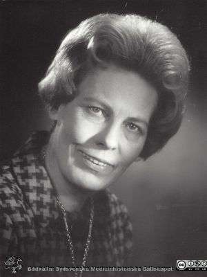 Inger Ingvar-Svensson, politiker 
Inger Ingvar-Svensson (1920 - 2003), centerpartistisk politiker. 1951 ordförande i Sveriges Lantbrukskvinnoförbund (SLKF), 1954 ledamot i kommunalfullmäktige i Röstånga kommun, 1964
ledamot i kommunalnämnden i Röstånga, från 1967 ordförande i denna nämnd, en av bara få kvinnor på posten. Från 1958 ledamot i Malmöhus Läns Landsting. 1970-1973 ordförande i direktionen för Vipeholms sjukhus. 1973 - 1976 (partiellt 1977) riksdagsledamot. 1977 - 1979 ordförande och 1980 - 1985 vice dito i direktionen för Lunds sjukvårdsdistrikt. Avslutade alla uppdrag 1985, vid 65 års ålder. Informations- och bildkälla dottern Gunilla Jordy 2016.
Nyckelord: Lasarettet;Lund;Universitetssjukhuset;USiL;Administration;Direktion;Ledning;Chef;Ordförande