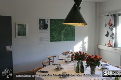 Falck-Hillarp-rummet på BMC i Lund invigs. 
Falck-Hillarprummet på BMC i Lund vid dess invigning i november 2012. Falck-Hillarprummet vid invigningen 2012-11-06. Norra väggen med en stor mikroskopibild av en utbredd rättiris med grönfluorescerande adrenera nerver.
Nyckelord: Fluorescensmikroskopi;Falck-Hillarp-metoden;Hedersbetygelse