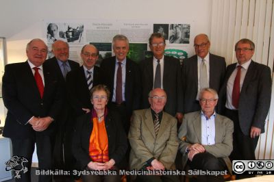 Falck-Hillarp-rummet på BMC i Lund invigs. 
Falck-Hillarp-rummet på BMC i Lund invigs. Ett antal professorer vid invigningen av Falck-Hillarprummet på BMC i Lund 2012. Alla utom en skrev sina avhandlingar baserade på Falck-Hillarp-metoden.
Stående från vänstger Nils-Otto Sjöberg (gynekolog i Lund och Malmö), Frank Sundler (neurobiolog i Lund), Per Alm (patolog i Lund), Olle Lindvall (neurolog i Lund), Berndt Ehinger (oftalmolog i Lund), Rolf Håkanson (farmakologi i Lund), Ingemar Carlstedt (biokemist,  fakultetens ansvarige för rummet, använde inte Falck-Hillarp-metoden i sin avhandling). Sittande Annika Dahlström (neurobiolog i Göteborg), Bengt Falck själv, Christer Owman (neurobiolog i Lund).
Nyckelord: Fluorescensmikroskopi;Neurobiologi;Hedersbetygelse