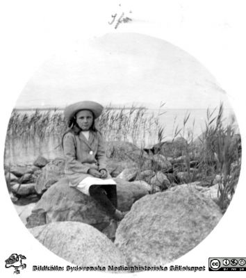 Troligen fotografens barn, Margit Hultén, vid Ivösjöns strand. Foto 1915 - 1920.
Ifö. 
Ur ett fotoalbum gjort av Johannes Hultén (1873-1951), verkmästare (elektricitet och röntgen) på Lasarettet i Lund. Bildkälla dotterdottern Viveka Rasmusson 2018.
Nyckelord: Fotograf;Barn;Utflykt;Verkmästare;lLasarettet;Lund;Röntgen