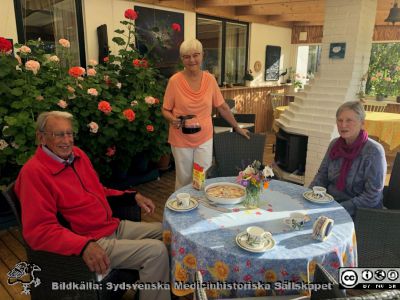 Kaffekalas med Bengt I Lindskog, Gunnvi Crona och Birgitta Castor i Bengts hem på Lärkvägen i Hjärup i september 2021(?). Britta Stenstam hade bakat den äppelkaka som står på bordet. Hon hade den med sig. Foto Britta Stenstam.
Nyckelord: Sydsvenska Medicinhistoriska Sällskapet;SMHS;Skåne-SÄL