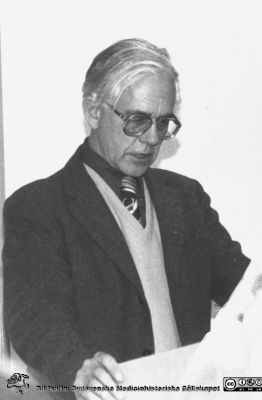 Lennart Kaij (1924 - 1985), professor i psykiatri i Malmö. 
Lennart Kaij föreläser. Bildkälla änkan Kerstin Kaij (2014). 
