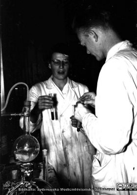 Kurslaboration på institutionen för medicinsk kemi i Lund ht 1957
Karin Månsson (gift Norlin) och Sigvard Runesson vid laboratoriebänken. Foto och bildkälla Sven Åke Hedström.
Nyckelord: Institution;Kurslaboration;Medicinsk kemi;Medicinsk;Fakultet