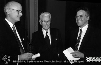 Från vänster Göran Stenflo, Carl-Bertil Laurell och Björn Dahlbäck på ett Fernströmsymposium
Från vänster Göran Stenflo (Fernströmpristagare 1996), Carl-Bertil Laurell (Fernströmpristagare1980) och Björn Dahlbäck på ett Fernströmsymposium. Stenflo bär på en rulle papper med Fernströmstiftelsens logotyp och Björn Dahlbäck (Fernströmspristagare 1988; yngre särskilt lovande forskare) har en meny i handen. Foto alltså troligen från en middag i samband med ett Fernströms-evenmang, kanske 1996 då Stenflo fick sitt pris.
Nyckelord: Pristagare;Hedersbevis;Fernström;Fest;Prismiddag