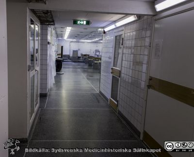 Entrén till stora obduktionssalen vid patologiska avdelningen 1962 - 2015.
 Foto 2013.  Bildkälla: certifierade obduktionstekniker Magnus M. Andersson. Salen ersattes 2016 av en ny ännu större central obduktionsenhet för hela Skåne.
Nyckelord: Obduktion;Obduktionsavdelning;Obduktionssal;Lasarettet i Lund;Universitetssjukhuset i Lund;Entr