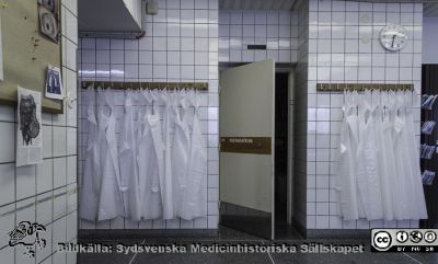 Stora obduktionssalen vid patologiska avdelningen 1962 - 2015. 
Foto 2013.  Bildkälla: certifierade obduktionstekniker Magnus M. Andersson. Denna obduktionssal ersattes 2016 av en ny ännu större central obduktionsenhet för hela Skåne.
Nyckelord: Obduktion;Obduktionsavdelning;Obduktionssal;Lasarettet i Lund;Universitetssjukhuset i Lund