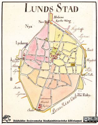 Gammal karta över Lunds stad,1801-1802 av C. P. Hagström. 
Lunds stad inom vallarna. Området norr om domkyrkan ser ut på samma sätt som drygt 100 år tidigare, då den första akademiträdgården grundades. Den låg på kvarterat märkt f. Kungshuset är märkt e. Öster om staden, utanför stadsvallen, ligger Lunds Hiospitals Jord. Där anlades den nuvarande trädgården under 1860-talet. Originalet till kartan finns på UB i Uppsala. Bildkälla och bildtext: Torsten Landberg.
Nyckelord: Karta;Lund;Gammal