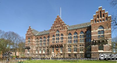 Universitetsbiblioteket i Lund.
Universitetsbiblioteket i Lund. Foto 1 maj 2017, Berndt Ehinger
Nyckelord: Lunds univeritet;Universitetsbiblioteket i Lund;UB Lund;Park