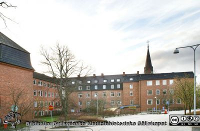 Universitetssjukhuset i Lund. 1918 års kvinnoklinik i Lund i slutet av november 2013.
1918 års kvinnoklinik i Lund en eftermiddag i slutet av november 2013 med solen lågt på himlen. Förlossningsavdelningen i fonden. Fasader mot norr och öster Allhelgonakyrkans torn i bakgrunden.
Nyckelord: Kliniken;Kvinnoklinik;KK;BB