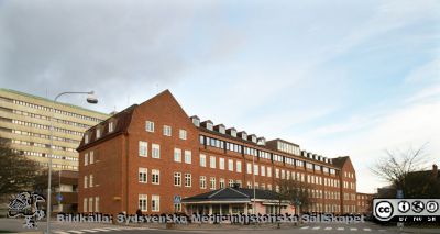 Universitetssjukhuset i Lund. Kvinnokliniken med lasarettskiosken.
Söderfasaden på kvinnokliniken i Lund (tidigare ortopediska kliniken) i kvällsljus i slutet på november 2013. Kafeterian "Rosa Kiosken" ligger hitom kvinnokliniken och Centralblocket sticker upp bakom. Till höger f.d. överläkarvillan på reumatologiska kliniken.
Nyckelord: Kvinnoklinik;Gynekologisk;Klinik;Ortopediskt;Centralblocket;Reumatologisk;Rosa Kiosken