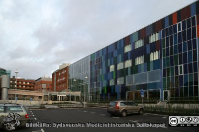 Universitetssjukhuset i Lund. Ny strålbehandlingsklinik. Fasad mot väster.
Universitetssjukhuset i Lund. Ny strålbehandlingsklinik. Fasad mot väster. Foto Berndt Ehinger 2013.
Nyckelord: Lasarett;Universitetssjukhus;Lund;USiL;SUS;Onkologi