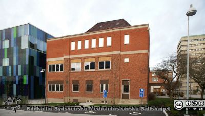 Universitetssjukhuset i Lund. Södre gaveln på öronkliniken i Lund
Södre gaveln på öronkliniken i Lund, byggd c:a 1930. Dess arkitektur bär tydliga spår av att den har byggts om ett stort antal gånger. Nya strålhuset ses till vänster och centralblocket till höger.
Nyckelord: _ÖNH;_Öron-näsa-hals;_Öronklinik;ENT;strålbehandling;Centralblocket