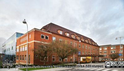 Universitetssjukhuet i Lund. Öronkliniken.
Öronkliniken i Lund en eftermiddag i sena november 2013. Solen står lågt. Till vänster nya strålbehandlingshuset och till höger onkologiska kliniken.
Nyckelord: Onkologisk;Klinik;strålbehandling;_ÖNH;_Öron-näsa-hals;_Öronklinik