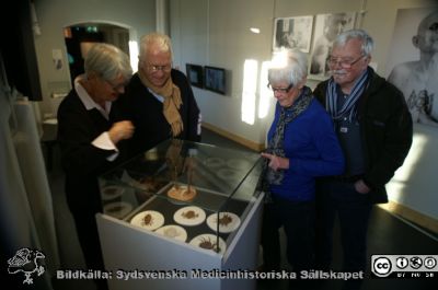 Besökare på Livets museum i Lund 2013
Birgitta och Anders Ek med gästande vänner från Östergötland. Här vid delen om våra "husdjur".
Nyckelord: Besökare;Livets Museum;Lund;Huden;"Husdjur"