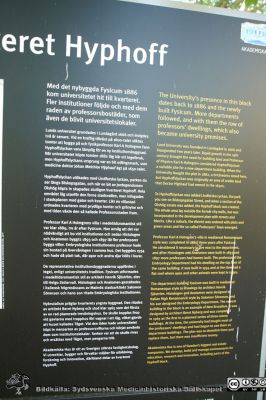 Informationstavla om byggnaderna i kv. Hyphoff ("Hyphoffska lyckan").
 i Lund med f.d. klassiska, fysiologiska och anatomiska institutionerna. Foto i juni 2018.
Nyckelord: Informationstavla;Hyphoff;Anatomi;Fysiologisk;Histologisk;Institution;Klasisk;Pufendorf;Institut