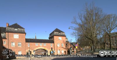 Östra valvet över Allhelgona Kyrkogata i vårsolens glans i Lund. 2020-03-22.
Östra valvet över Allhelgona Kyrkogata i vårsolens glans i Lund. Livets Musseum ligger i den forna ovanjordiska kulverten längs kyrkogatan mellan valven. Allhelgonakyrkans tornspira sticker upp en kort bit ovanför valvbågen. Universitetsbiblioteket (UB) syns i bildens högra kant.
Nyckelord: Livets Museum;Vallvbåge;Valvtornet;Vårsöndag;Allhelgonakyrkan