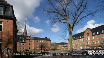 Gamla Kvinnokliniken med förlossningsavdelningen, Allhelgonakyrkans torn och gamla Internmedicinska kliniken i Lund. Foto 2020-03-22.
Från vänster gamla Kvinnokliniken med förlossningsavdelningen, Allhelgonakyrkans torn och gamla Internmedicinska kliniken i Lund. Klinikerna är nu Rehabhuset med tandklinik och Hudhuset med olika "torra" medicinska verksamheter.
Nyckelord: Kvinnoklinik;Gynekologisk klinik;Förlossningsanstalt;BB;Intern Mediicin;Hudhuset;Dermatologi