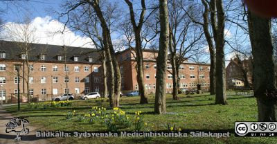 Helgonabacken bakom UB en vårsöndag. Foto 22 mars 2020.
Helgonabacken bakom UB en vårsöndag. Reumatologiska kliniken i bakgrunden. Borta till höger i bakgrunden ursprungliga zoologiska institutionen, numera institutionsbyggnaden Lux med diverse humaniora i.
Nyckelord: Helgonabacken;Reumatologiska kliniken;Filosofihuset LUX;Zoologisk institution