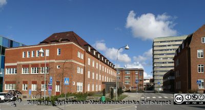 Öronkliniken på SUS i Lund från 1930-talet och ombyggd flera gånger. Bakom den skymtar 1940-talets Jubileumsklinik. Till höger syns dagens kvinnoklinik, byggd c:a 1030 som ortopedisk klinik och ombyggd många gånger.
Nyckelord: Öronkliniken på SUS i Lund;ÖNH;Öron-näsa-hals-klinik;Kvinnoklinik;Onkologisk klinik