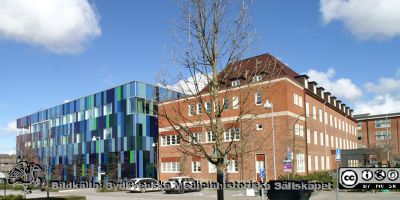 Öronkliniken på SUS i Lund från 1930-talet och ombyggd flera gånger. Bakom den skymtar 1940-talets Jubileumsklinik. Till vänster onkologiska klinikens strålningshus, färdigt 2013.
Nyckelord: ÖNH;Öronkliniken på SUS i Lund;Jubileumsklinik;Onkologisk klinik;Strålbehandlingshuset