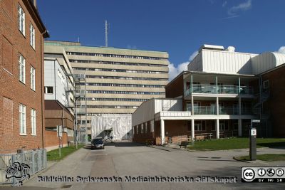 Kioskgatan på norra lasarettsområdet i Lund
Den ursprungliga och goda arkitekturen är helt bortplottrad av okänsliga byggnadsingenjörer. Till vänster kvinnokliniken (ursprungligen ortopedisk klinik), i bakgrunden det stora centralblocket färdigt 1968 med MR-avdelningen i markplanet (inplastad för renovering) och till höger ögonkliniken, en gång känd för sin fina arkitektur.
Nyckelord: Kvinnoklinik;Ögonklinik;Univsersitetssjukhuset SUS i LUnd;Centralblocket;MR-avdelningen