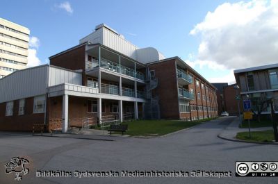 Entrépartiet på ögonkliniken i Lund. Foto 22 mars 2020.
Entrépartiet på ögonkliniken i Lund. Till höger Ronald McDonald Hus med övernattningsvåningar för familjer med barn som sköts på barnkliniken. Till vänster centralblocket. Den ursprungliga prisbelönta arkitekturen har plottrats bort av sentida byggnadsingenjörers plåthuvar för ventilation och annat.
Nyckelord: gonklinik;Univsersitetssjukhuset SUS i LUnd;Centralblocket;Ronald McDonald Hus